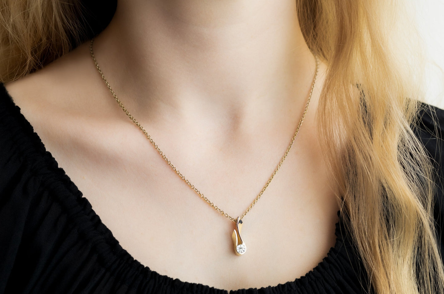 Flame Pendant with Round Diamond, Yellow Gold